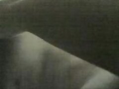 Une bimbo perverse pornodingue vidéos écarte les fesses ouvertes pour le sexe anal