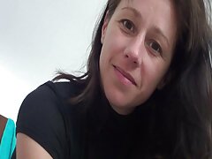 Une petite fille expérimente des relations vidéo sexy gratuit sexuelles brutales avec un beau encré