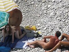 Une blonde qui a des talons hauts taquine les lèvres de sa chatte pour qu'elle brazzers vidéo gratuite puisse jouir