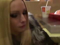 Une pornographie vidéo sexy fille avec un joli rack reçoit une grosse bite bien dure en elle