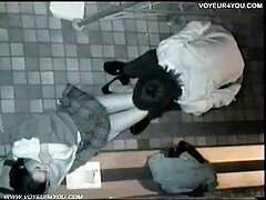 Une fille avec une jolie bouche manipule une bite avec son visage video erotique viol