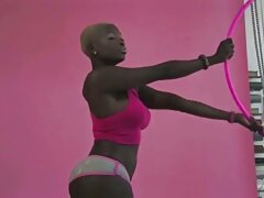 Une fille aux gros seins sexe porno vidéo gratuit suce une grosse bite bien dure dans le cachot