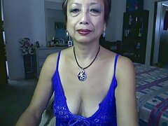 Fille aux voir video porno en streaming hanches tatouées implique le photographe en copulation
