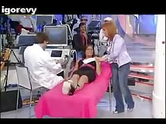 Femme de ménage fait un strip-tease pendant film porno video xxx le nettoyage puis elle suce une bite