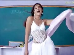 La bite est le salut d'une méchante vidéos x pornographie fille qui ne parvient pas à voler dans un centre commercial