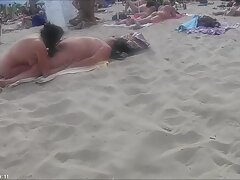Une latina a hâte de se faire baiser par son collègue video pornographique noire