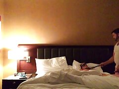 Une brune mince videos pornos francaises gratuites en chaussures à talons hauts se fait baiser par un copain noir