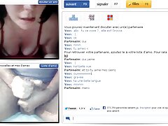 Le cul d'une vidéo porno gratuite hard star du porno est largement écarté pour une grosse bite de baise anale